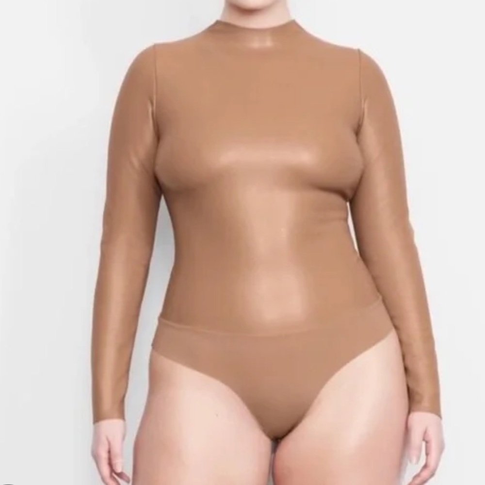 SKIMS Rare NWT “Sienna” Faux Leather Bodysuit – Long Sleeve 🤎✨